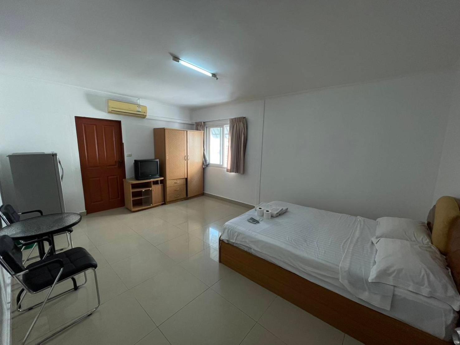Malee Guesthouse And Restaurant Pattaya Esterno foto