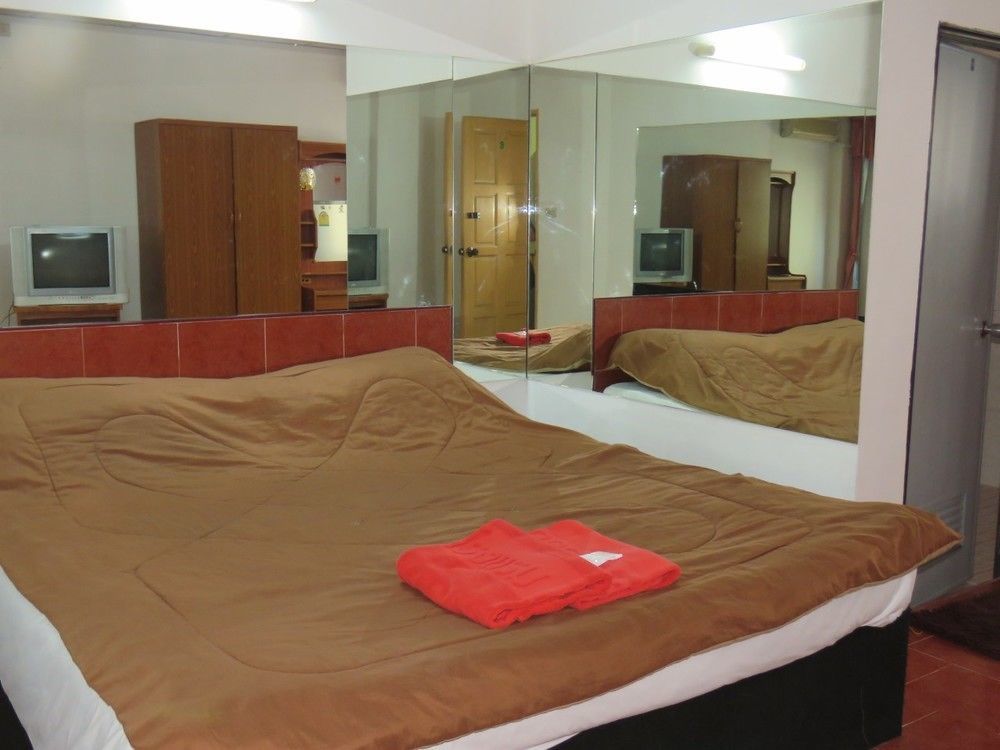 Malee Guesthouse And Restaurant Pattaya Esterno foto