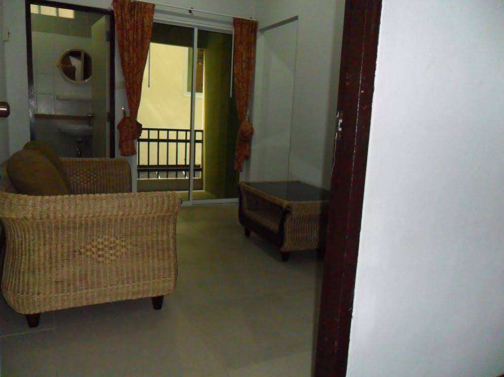 Malee Guesthouse And Restaurant Pattaya Esterno foto
